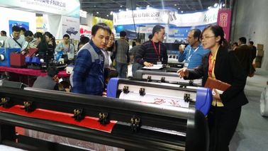 China Advertising Cutter Plotter Machine Low Noise With Grit Feed Roller supplier